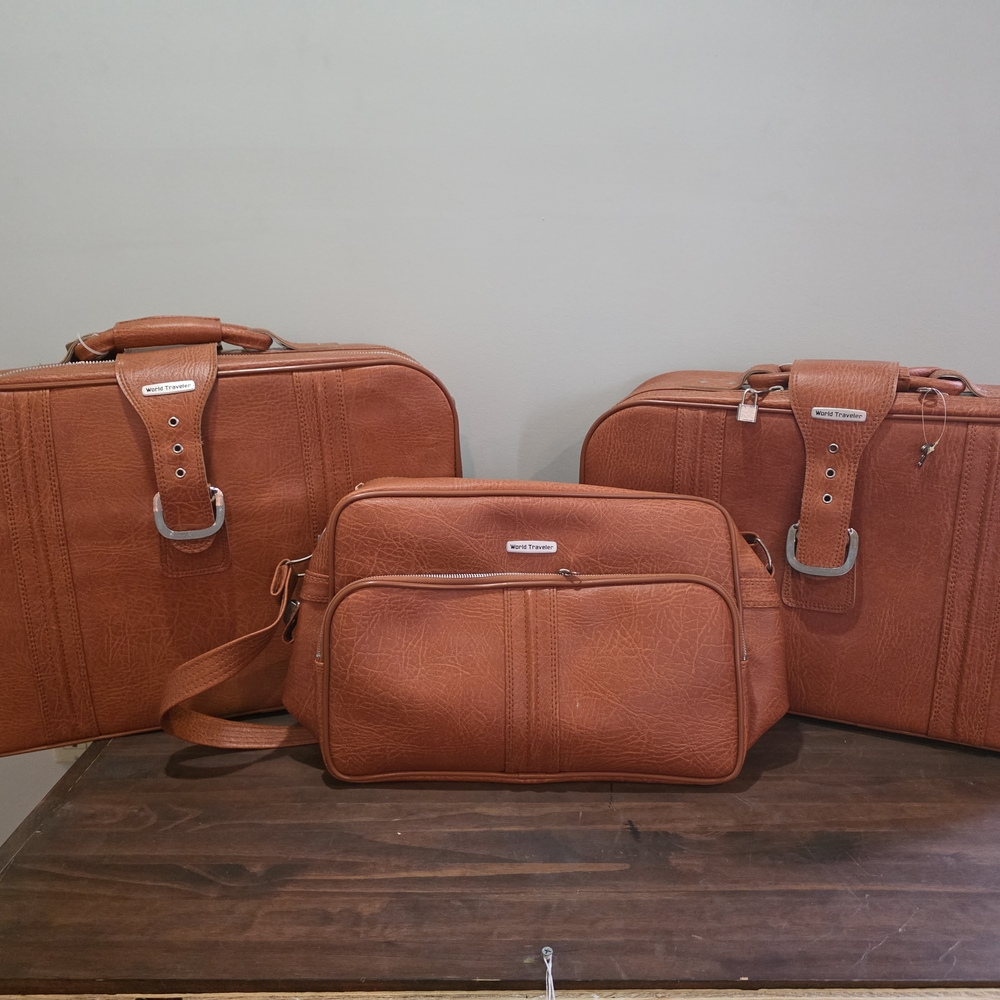WORLD TRAVELER LUGGAGE SET LNC
